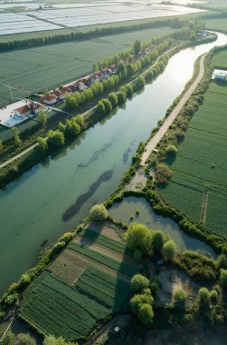Şehirdeki nehrin havadan görünüşü