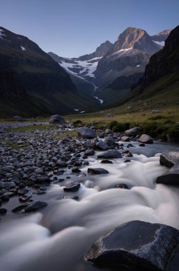Dağlarda şelale, doğa arka planı