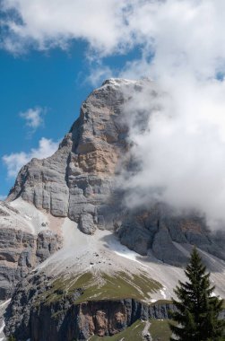 Dolomitler, İtalya - Temmuz 26, 2016: dolomitler. Güney Tyrol, İtalya 'daki güzel dağ manzarası.