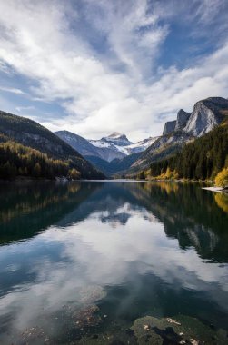 Sabah göl ve dağ yansıması.