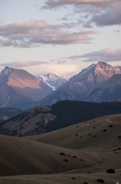 Sabahları dağların güzel manzarası