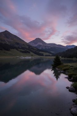 Dağlarda güzel bir gün batımı