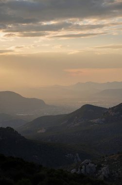 Dağlarda gün batımının dikey görüntüsü.