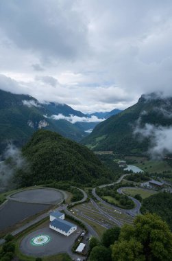 Sabahları dağların havadan görünüşü