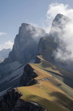 İtalyan Dolomite 'larıyla kayalık dağın güzel bir görüntüsü.