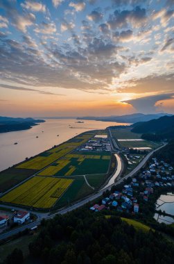 Gölün üzerinde güzel bir gün batımı