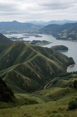 Dağları ve bulutları olan güzel bir manzara