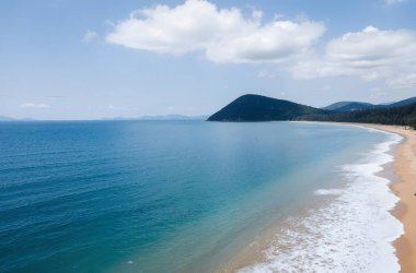 Deniz kıyısının güzel manzarası