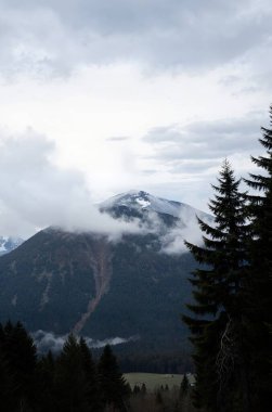 Dağlardaki sıradağlar.