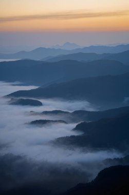 Sabah Karpat Dağları 'nda gün doğumu. Sabahın sisi..