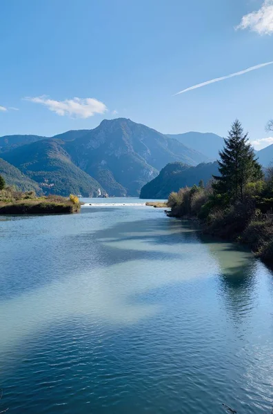 Göl ve dağlarla dolu güzel bir manzara.
