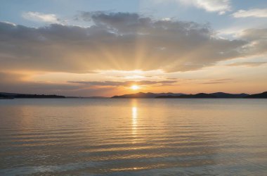 Denizin üzerinde güzel bir gün batımı