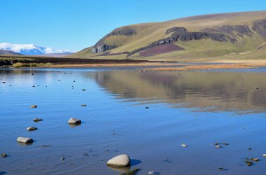 Dağlardaki göl manzarası