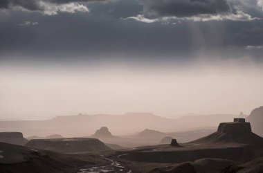 Akşamları Utah Ulusal Parkı 'nın dağlarındaki bir kaya oluşumunun manzarası.