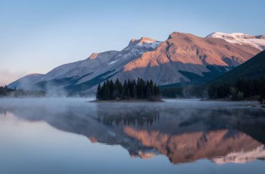 Gölün üzerinde güzel bir gün batımı