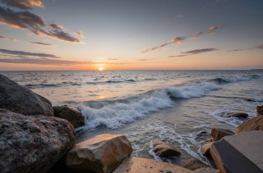 Denizin üzerinde güzel bir gün batımı