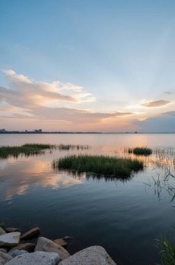 Gölün üzerinde güzel bir gün batımı