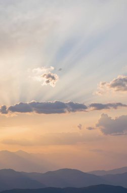 Dağların üzerinde güzel bir gün doğumu