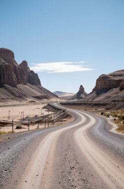 Dağları ve yolları olan güzel bir manzara.