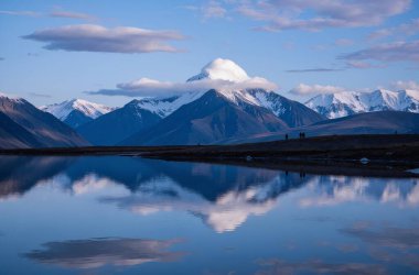 Dağlardaki gölün güzel manzarası