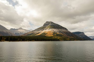Norveç'te güzel dağ gölü