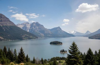 Güzel göl manzarası