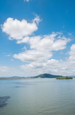 Dağlardaki güzel göl manzarası