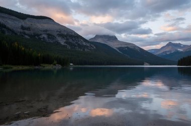 Kanada 'daki Alberta dağlarında bir göl manzarası.