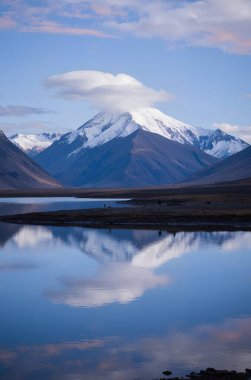 Dağlardaki gölün güzel manzarası