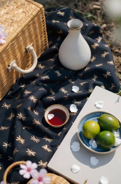 Masada siyah çay ve yeşil yapraklar