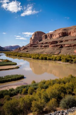 Dağlardaki nehir kanyonundan manzara