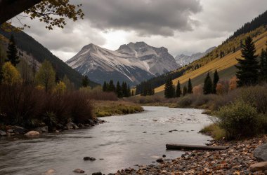 Karanlık bulutlu gökyüzünün altında dağları olan güzel bir dağ gölü görüntüsü.