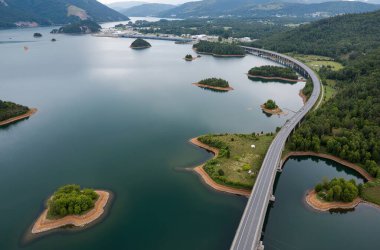 Rusya 'nın kuzeyindeki en kirli gölün dağlarındaki gölün havadan görünüşü.