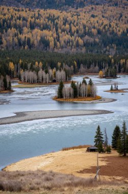 Dağlarda gölü olan güzel bir manzara.