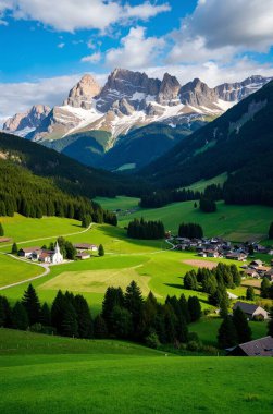 Dağları ve bulutları olan güzel bir manzara