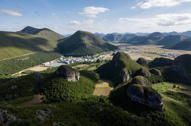 Yazın dağların manzarası