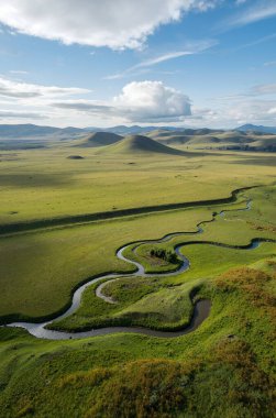 Nehir ve mavi gökyüzü ile güzel manzara