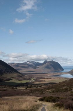 Bir dağdan göle manzara, Kuzey İrlanda 'nın en yüksek dağı.