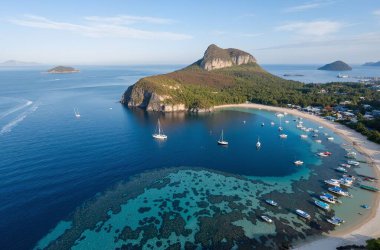 Tropikal sahil ve beyaz kum manzarası.