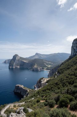 Denizin olduğu kayalık bir sahil manzarası, dağlardaki körfez ve Kotor Körfezi. Montgro..