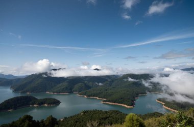 Dağlardaki güzel göl manzarası