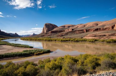 Dağlardaki gölün güzel manzarası