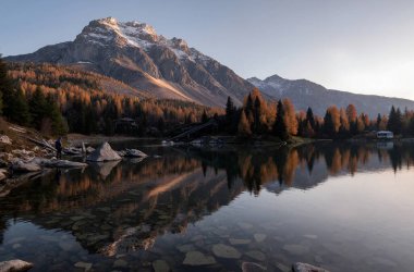Dağlardaki güzel göl. Doğa, seyahat