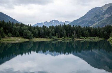 Dağlardaki dağ gölü