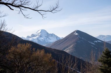 Dağlardaki güzel dağ manzarası