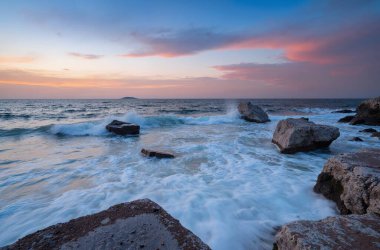 Denizin üzerinde güzel bir gün batımı