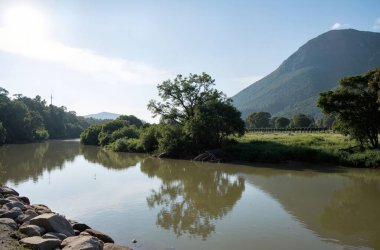 Nehir ve dağlarla dolu güzel bir manzara