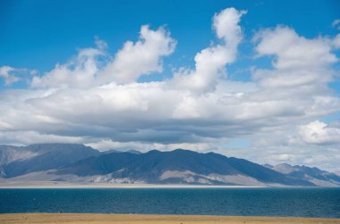 Denize ve dağlara bak.