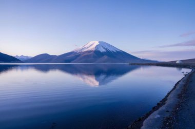 Dağlardaki gölün güzel manzarası