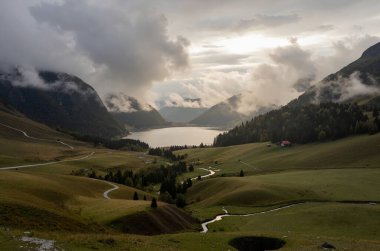 Bulutları ve gökyüzü olan güzel dağ manzarası